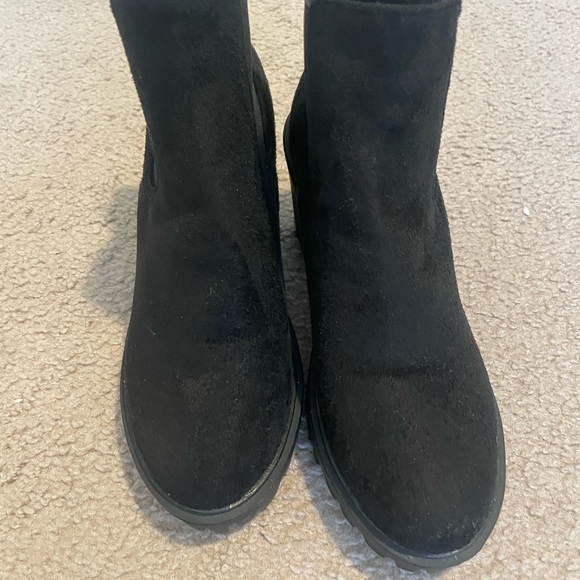 Black boots - Picture 2 of 3